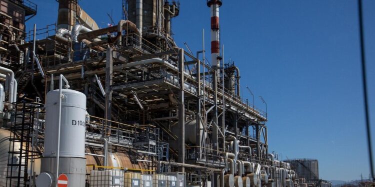 Corsa al ribasso per il petrolio, perde il 18% e scende sotto i 100 dollari al barile