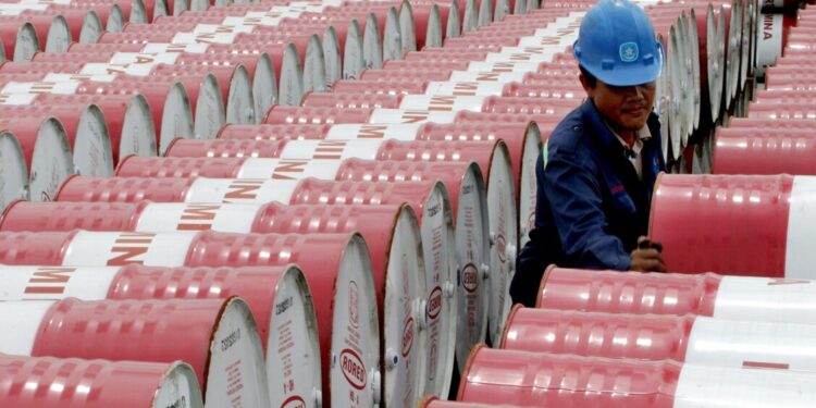 Il petrolio chiude in calo a New York a 99,53 dollari