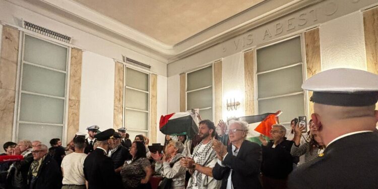 In Aula a Milano scoppia il caos contro il gemellaggio con Tel Aviv