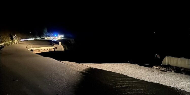 Frana strada provinciale su Monti Dauni, bus si ferma a pochi metri da voragine