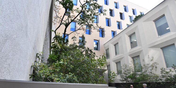 EssilorLuxottica acquisisce una quota della thailandese Top Charoen