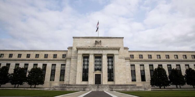 Fed, guerra in Iran aggiunge incertezza ma taglio dei tassi resta nell’orizzonte