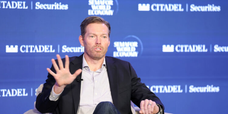 Le aziende tech americane stanno usando l’IA come “scusa” per licenziare lavoratori: l’accusa di un ceo