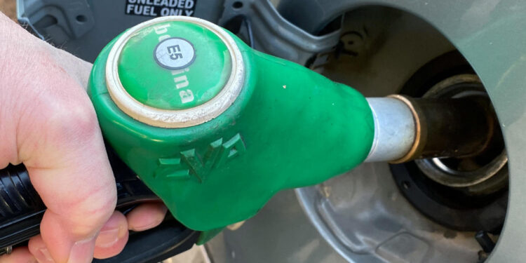 Carburanti, Cdm approva il taglio delle accise: quanto potrebbero costare benzina e diesel