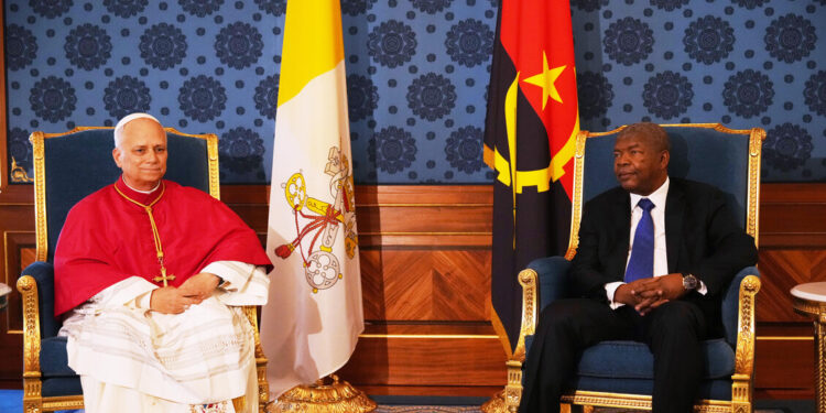 Il Papa in Angola, ‘prepotenti mettono le mani sulle vostre risorse’