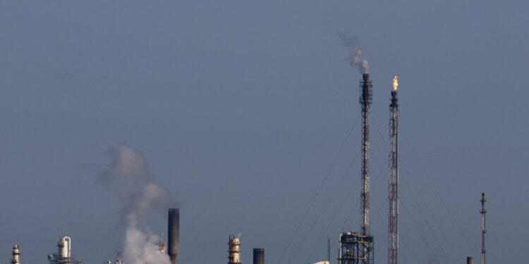 Il prezzo del petrolio torna a salire (+0,22%) dopo mancata tregua