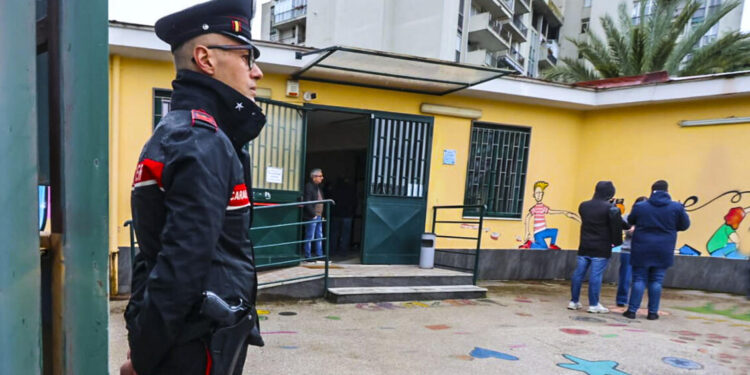 A Napoli quattordicenne accoltellato nei bagni della scuola da un diciassettenne