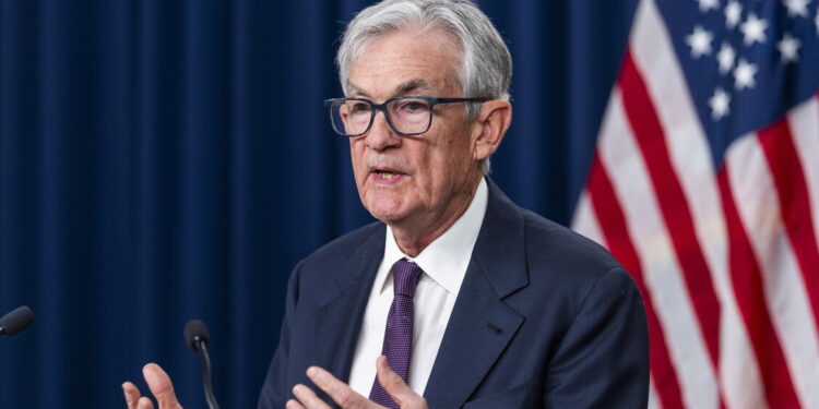 Taglio tassi o rialzo, Fed valuta il doppio scenario per la guerra in Iran