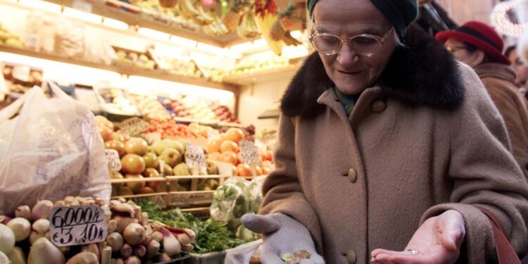 Rischio povertà per 1 italiano su 5, stipendi fermi al 2007: cosa succede