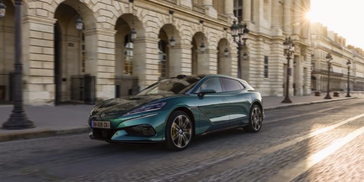 Denza debutta in Europa con la Z9GT e il D9 Super Hybrid DM-i: tecnologia e prestazioni per il nuovo premium della mobilità elettrica