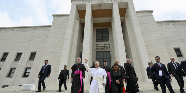 Il Papa alla Sapienza: “Sbagliato chiamare difesa un riarmo che impoverisce”