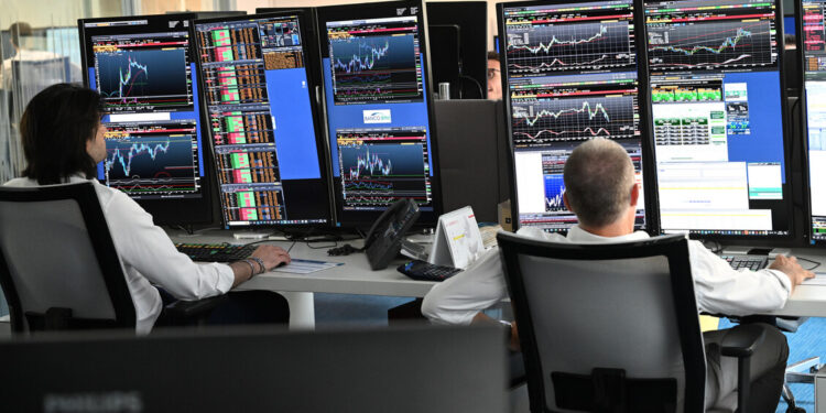 Borsa: Milano in calo con l’Europa, scivolano Stm e Buzzi