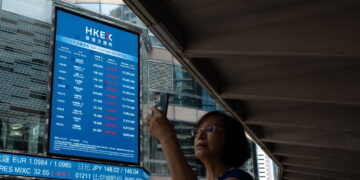 Borsa: Hong Kong in calo nelle prime battute, Hang Seng -1,02%