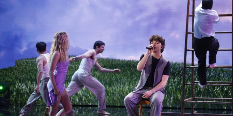 Tv, il cantante Lorenzo vince Amici