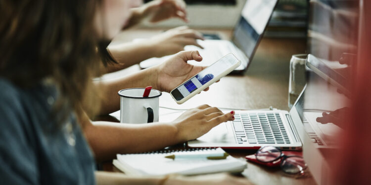 Lavori tecnici, boom della domanda: Gen Z divisa tra impiego d’ufficio e professioni operative