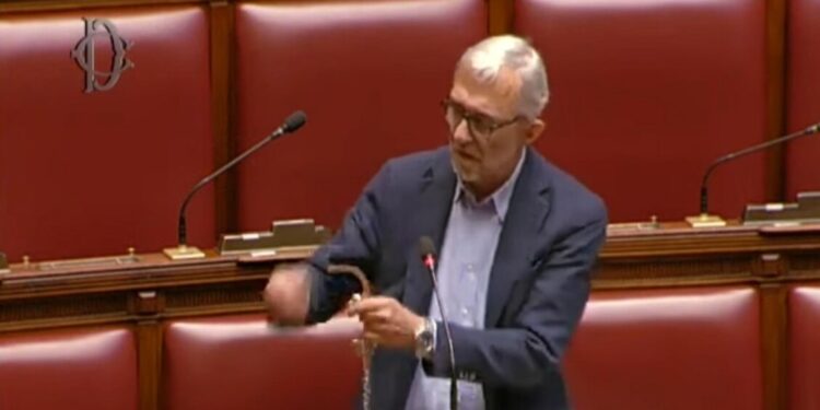 Giachetti interrompe l’occupazione dell’Aula della Camera