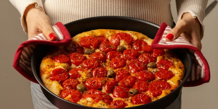 Spontini porta la pizza al trancio nei supermercati: arriva la “Tonda 1953” surgelata