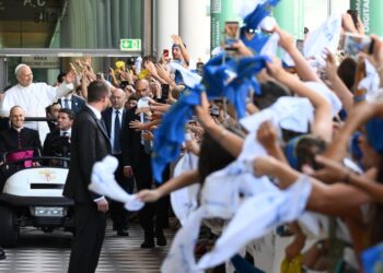 Il Papa a Cl, smascheriamo i rapporti di potere ingiusti
