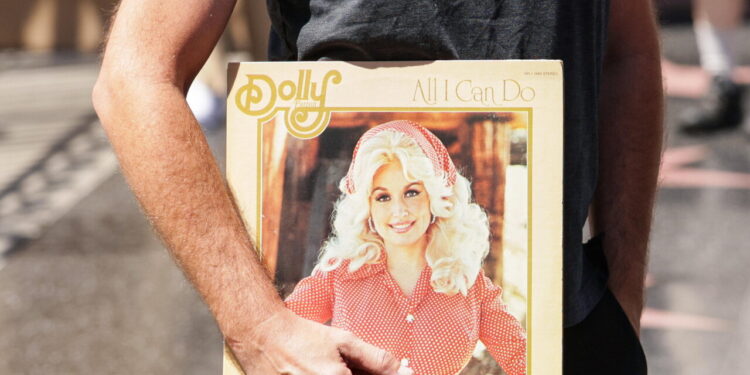 ‘Dolly Parton morta dopo una breve battaglia contro il cancro’