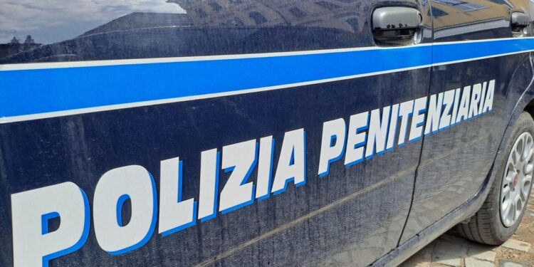 Rivolta in carcere a Siracusa, agenti si lanciano dal tetto per sfuggire alle pietre