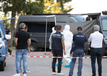 Morte avvelenate, in casa sequestrati dal pane al cestino dell’immondizia