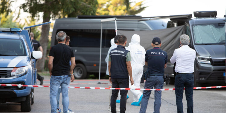 Morte avvelenate, in casa sequestrati dal pane al cestino dell’immondizia