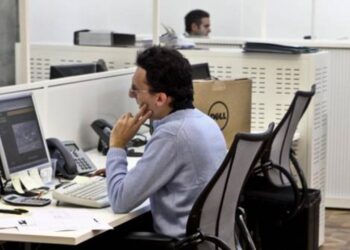 Borsa: Milano chiude in calo (-1,06%), pesano Stm e Prysmian
