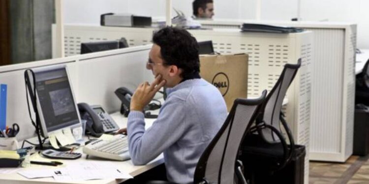 Borsa: Milano chiude in calo (-1,06%), pesano Stm e Prysmian