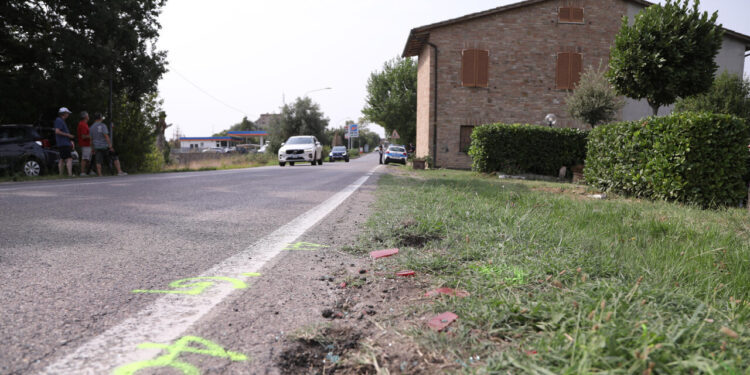 Quattro ragazzi morti sulle strade, due 17enni sbalzati dall’auto