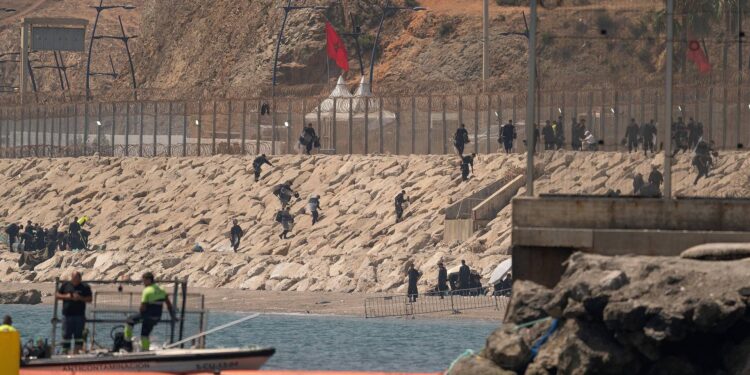 Marocco, tensione al confine: decine di migranti fermati vicino Ceuta