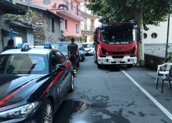 Spara alla compagna poi scappa ancora armato, fermato
