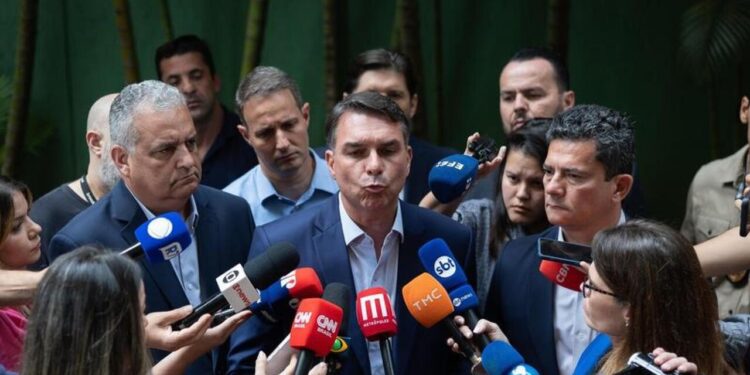 Brasile, Flávio Bolsonaro vuole 500.000 nuovi posti in carcere come El Salvador