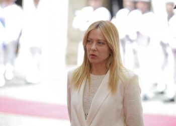 Ucraina, Macron annuncia esercitazioni dei Volenterosi da ottobre. Fonti di governo: “L’Italia non parteciperà”