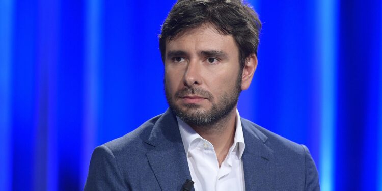 Di Battista ricoverato a Cuba, le reazioni. Da Crosetto a Mannoia: “Forza Ale”