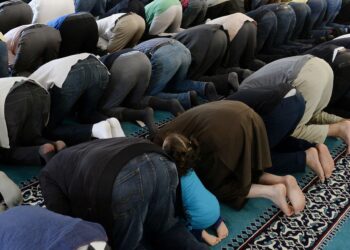 Islam, Lega prepara giro di vite: da albo delle moschee a registro degli imam, arriva il reato di prediche radicali