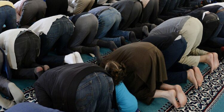 Islam, Lega prepara giro di vite: da albo delle moschee a registro degli imam, arriva il reato di prediche radicali