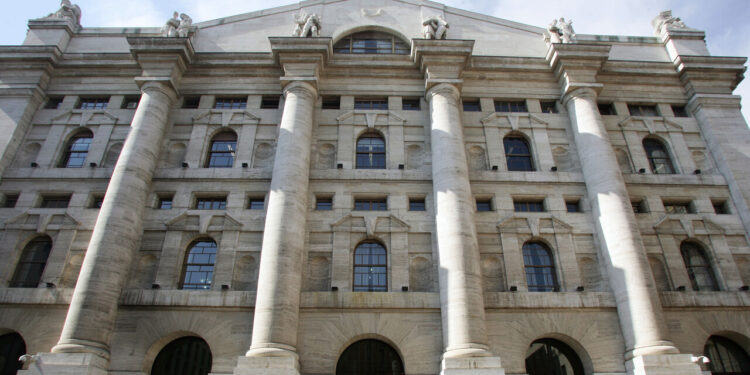 Borsa: Milano incerta con l’Europa. Scivola Eni, calme le banche, bene Prysmian