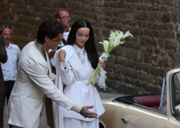 Nozze Damiano e Dove Cameron, la coppia è arrivata su un’auto bianca