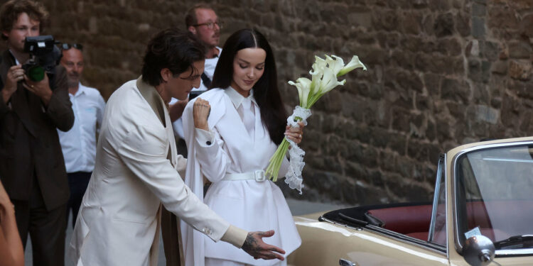 Nozze Damiano e Dove Cameron, la coppia è arrivata su un’auto bianca
