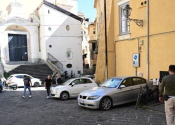 Accoltellata alle spalle da uno sconosciuto, grave una 20enne