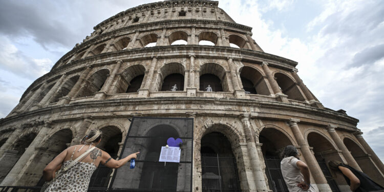 Giuli annuncia la riapertura del Colosseo, sindacati contro i subappalti
