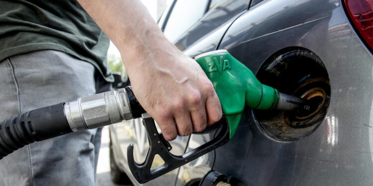 Prorogato il taglio delle accise. Meloni: ‘Commissari per produrre più petrolio e gas’