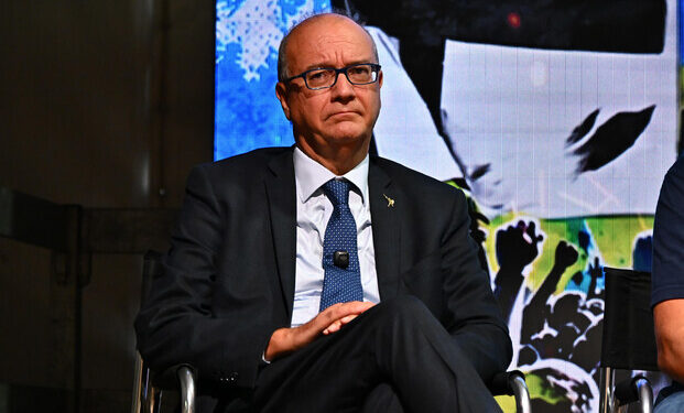 Meloni difende il tetto agli stranieri in classe e tira in ballo Mattarella