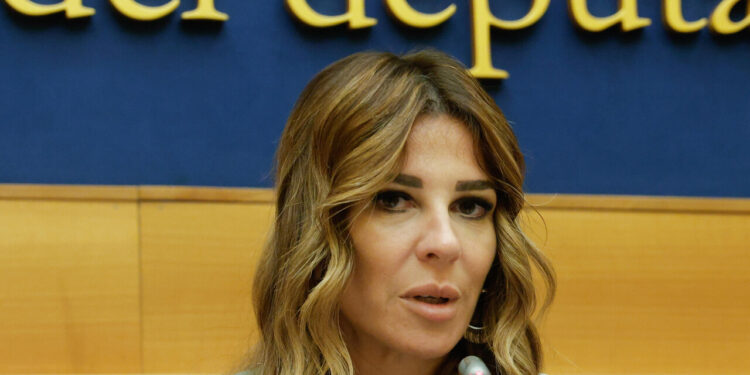 La politica riflette su limiti all’Ia, ma Vannacci provoca: ‘Grazie della pubblicità’