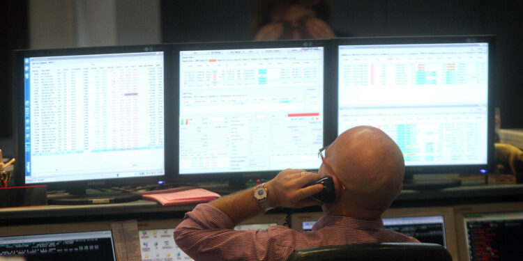 Lo spread Btp-Bund chiude stabile a quota 86, rendimenti in calo