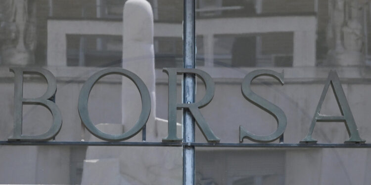 Borsa: Milano debole con Unicredit e Moncler, bene i petroliferi