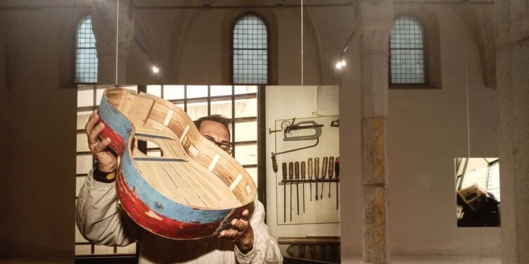 Il legno dei barconi dei migranti diventa musica al Complesso di Donnaregina