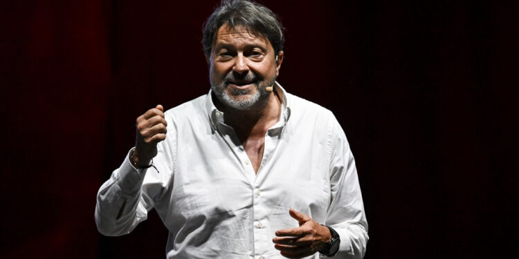 Ranucci torna nella redazione di Report, lungo abbraccio con Di Pasquale