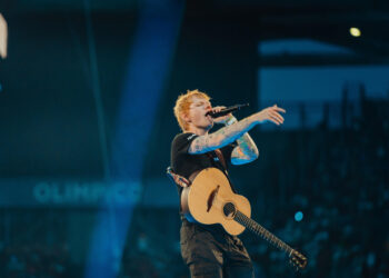 Ed Sheeran torna sul palco dopo la bufera e parla di Gaza: ‘Situazione ingiustificabile’