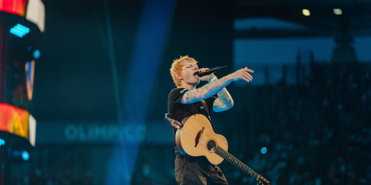 Ed Sheeran torna sul palco dopo la bufera e parla di Gaza: ‘Situazione ingiustificabile’